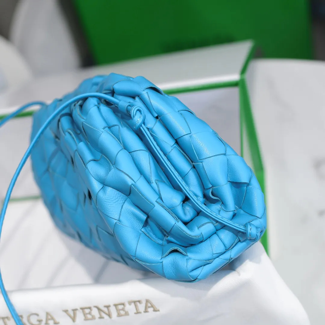 BV cloud bag is in stock, coarse weave, large plaid weave, the pouch cloud bag. Needless to say, this year's most popular bag is not without its reason. The minimalist and slightly wrinkled design is both advanced and a bit lazy. After the new designer came, he directly changed it to a large weave and became super young. It also has a touch of fashion. You must buy it. This year's must-have bag. Size: 22×12×7cm. Real shot ❤️